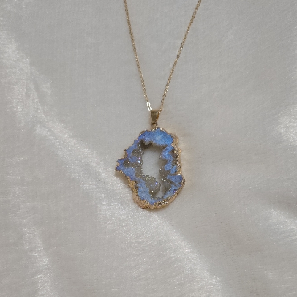 Elegant Blue Geode Pendant Necklace